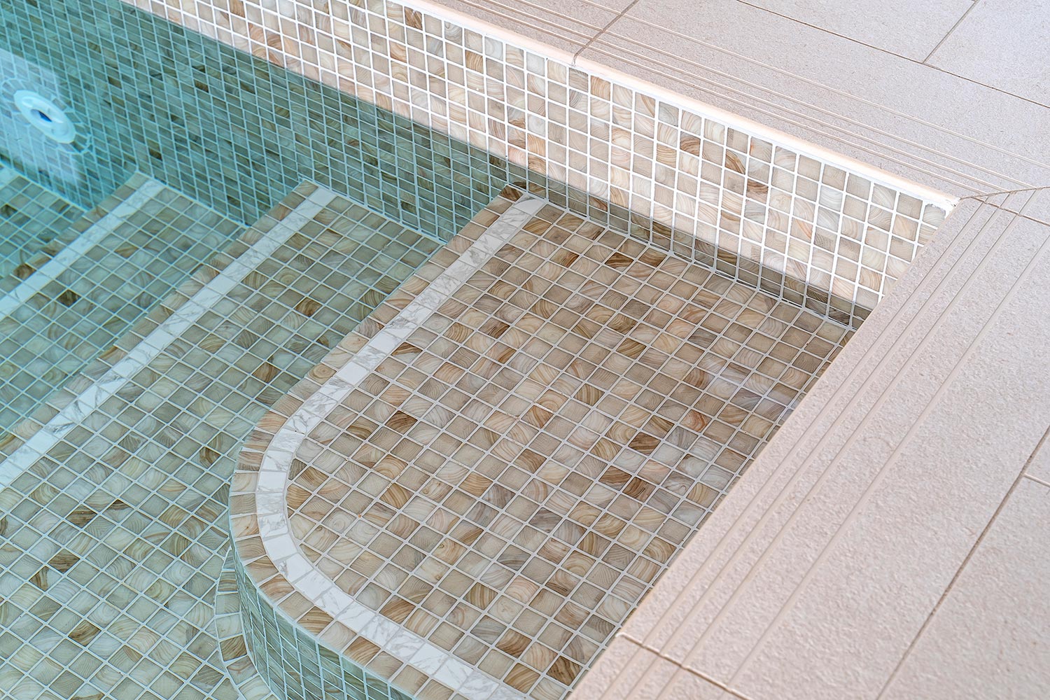 steps leading into the pool